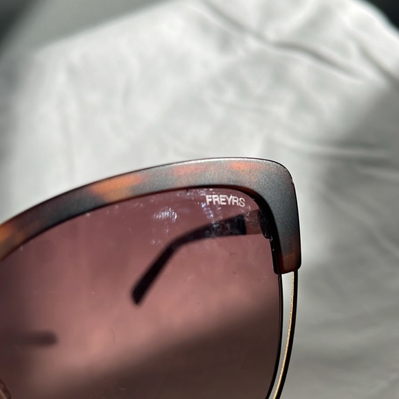 Freyrs tortoiseshell and gold sunglasses in style Iris - Picture 5 of 6